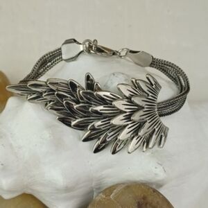 🌻 3 for $15 Gorgeous Very Silver Like Articulating Feather Unique Bracelet